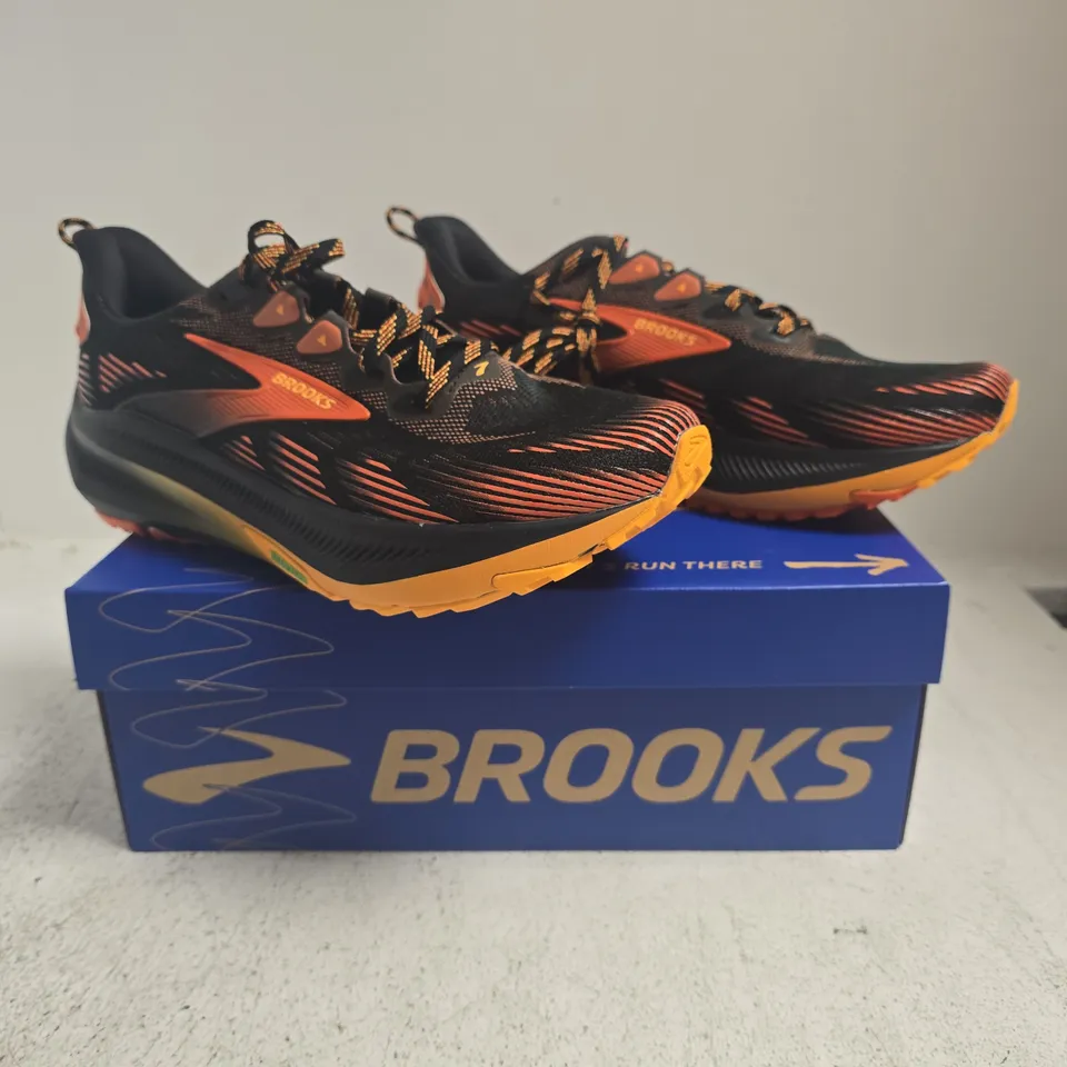 BOXED PAIR OF BROOKS GHOST TRAIL TRAINERS IN BLACK/RED/ORANGE SIZE UK 7.5