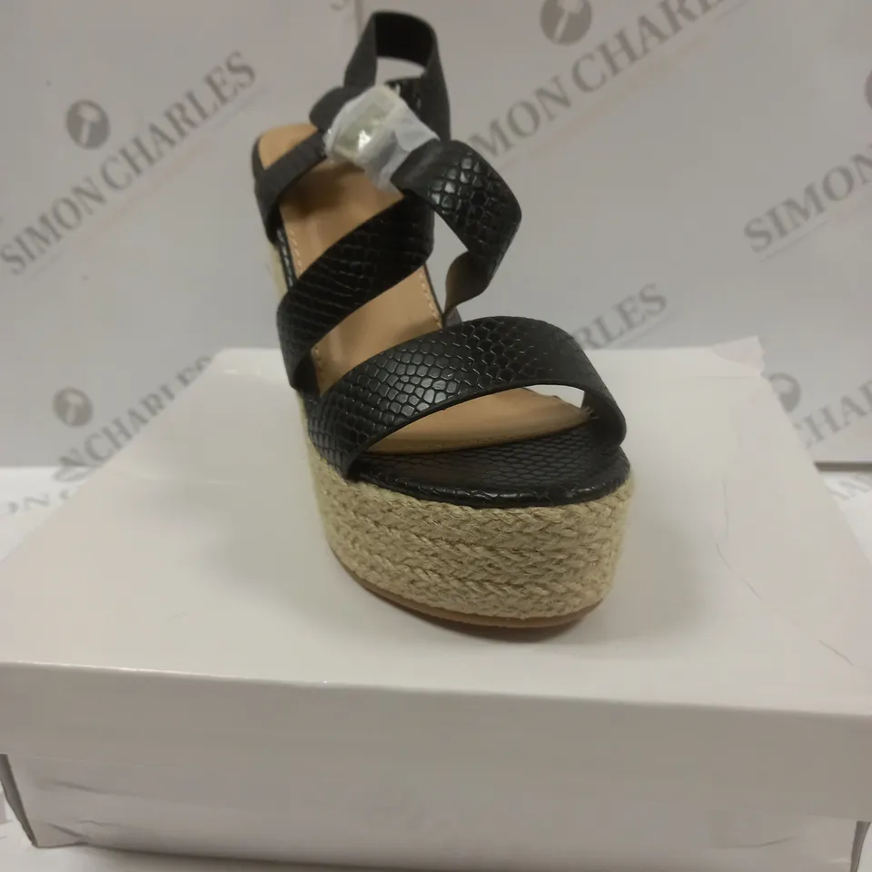 BOXED PAIR OF WIDE FIT CROSSOVER SNAKE BUCKLE WEDGE SANDALS UK SIZE 4