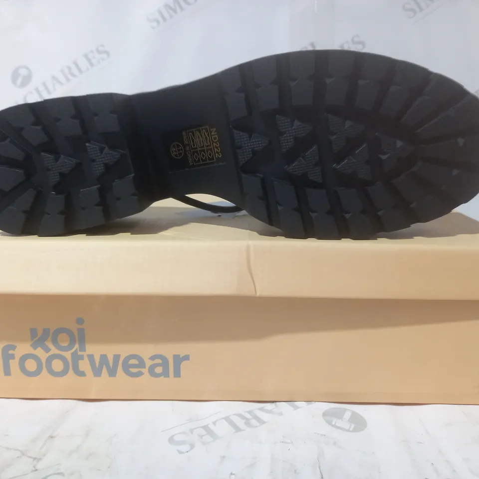 BRAND NEW BOXED PAIR OF KOI VEGAN LEATHER BLOOMING DAISY OASIS STRAPPY SLIDERS IN BLACK UK SIZE 11