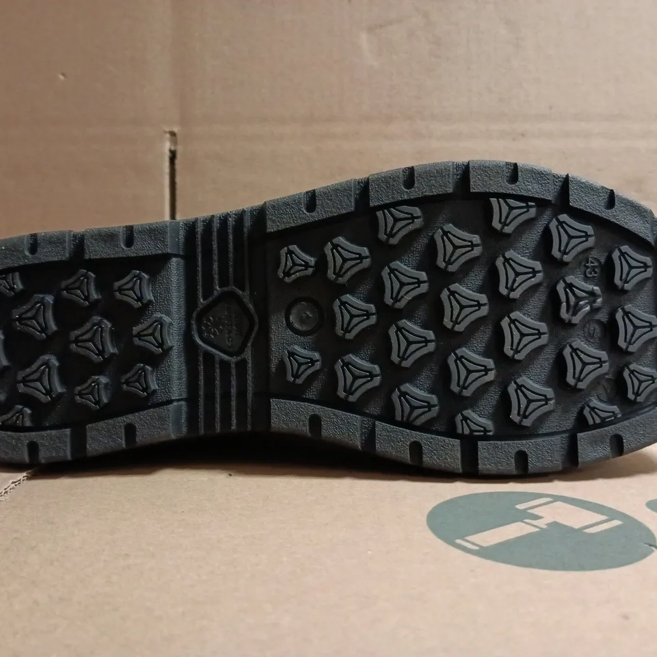 BOXED PAIR OF SNOW CONTACT WINTER BOOTS IN BLACK SIZE 8.5