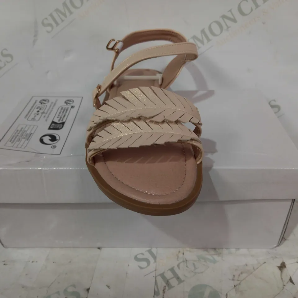 BOXED PAIR OF DESIGNER FLAT OPEN TOE SANDALS IN LIGHT PEACH COLOUR EU SIZE 34