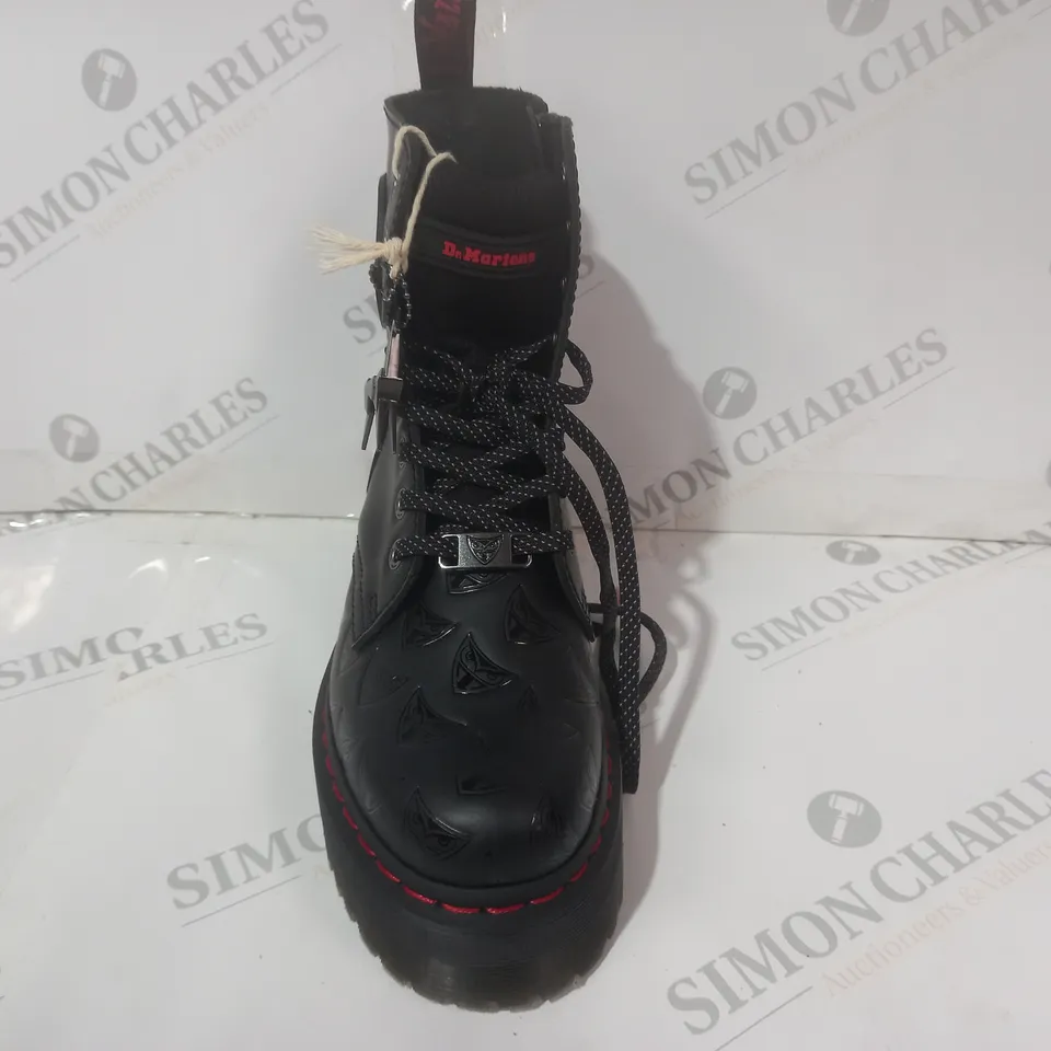 PAIR OF DR MARTENS JADON BLADE RUNNER LEATHER BOOTS IN BLACK/RED UK SIZE 4