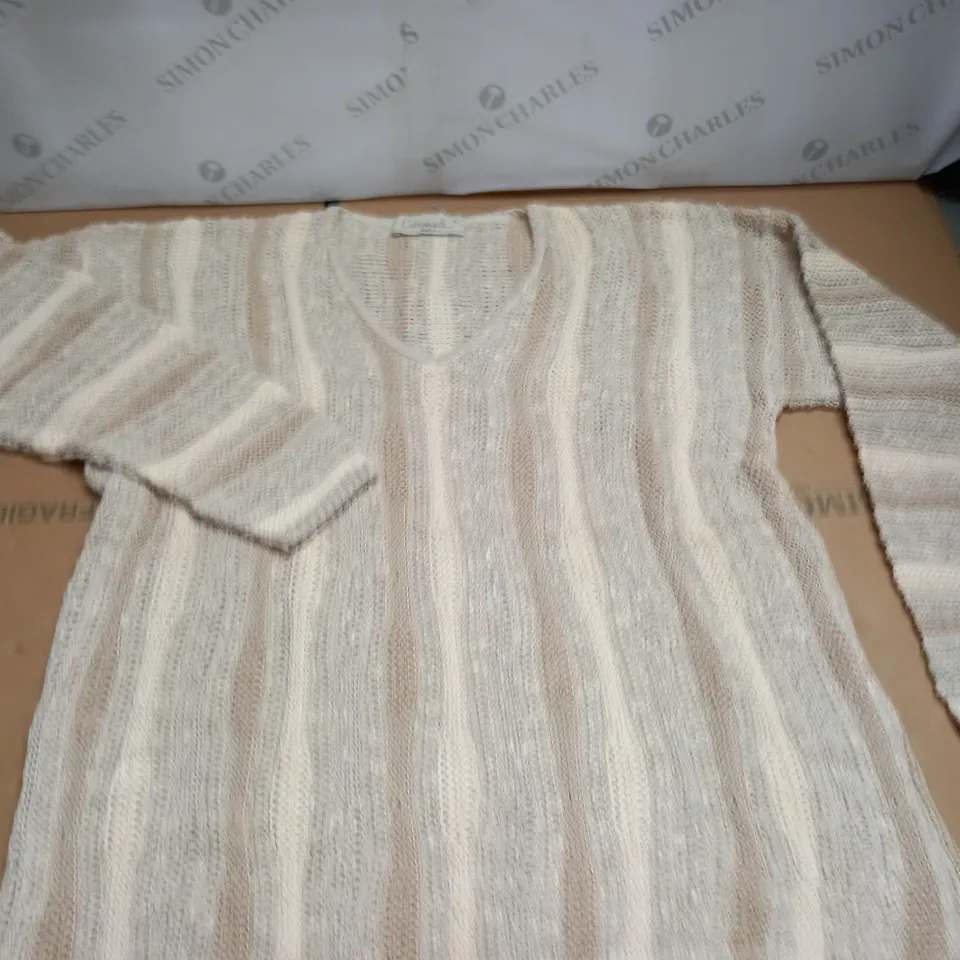 LOT OF APPROXIMATELY 12 COTTONADE TEXTURED KNIT V-NECK JUMPERS IN NATURAL - SIZE UNSPECIFIED