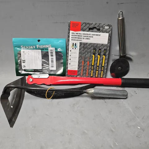 APPROXIMATELY 10 ASSORTED ITEMS TO INCLUDE - PIZZA CUTTER , SMALL SCYTHE ETC