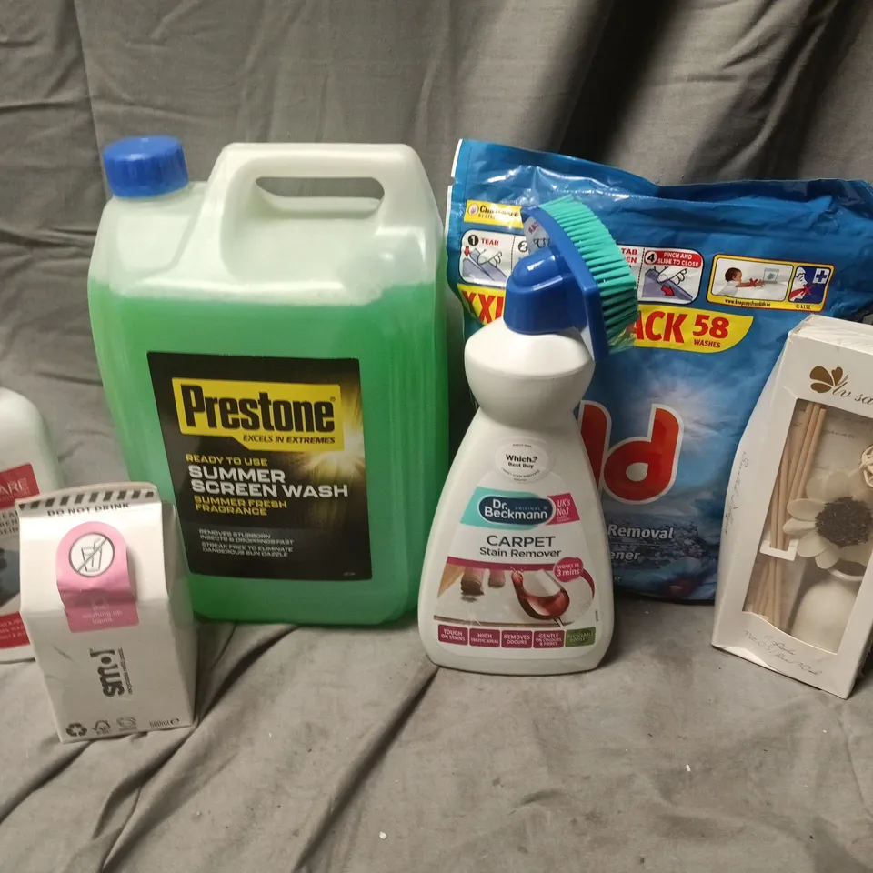 APPROXIMATELY 9 ASSORTED HOUSEHOLD LIQUID PRODUCTS TO INCLUDE PRESTONE SCREEN WASH, CARPET STAIN REMOVER, BOLD BUILT-IN STAIN REMOVAL, ETC - COLLECTION ONLY