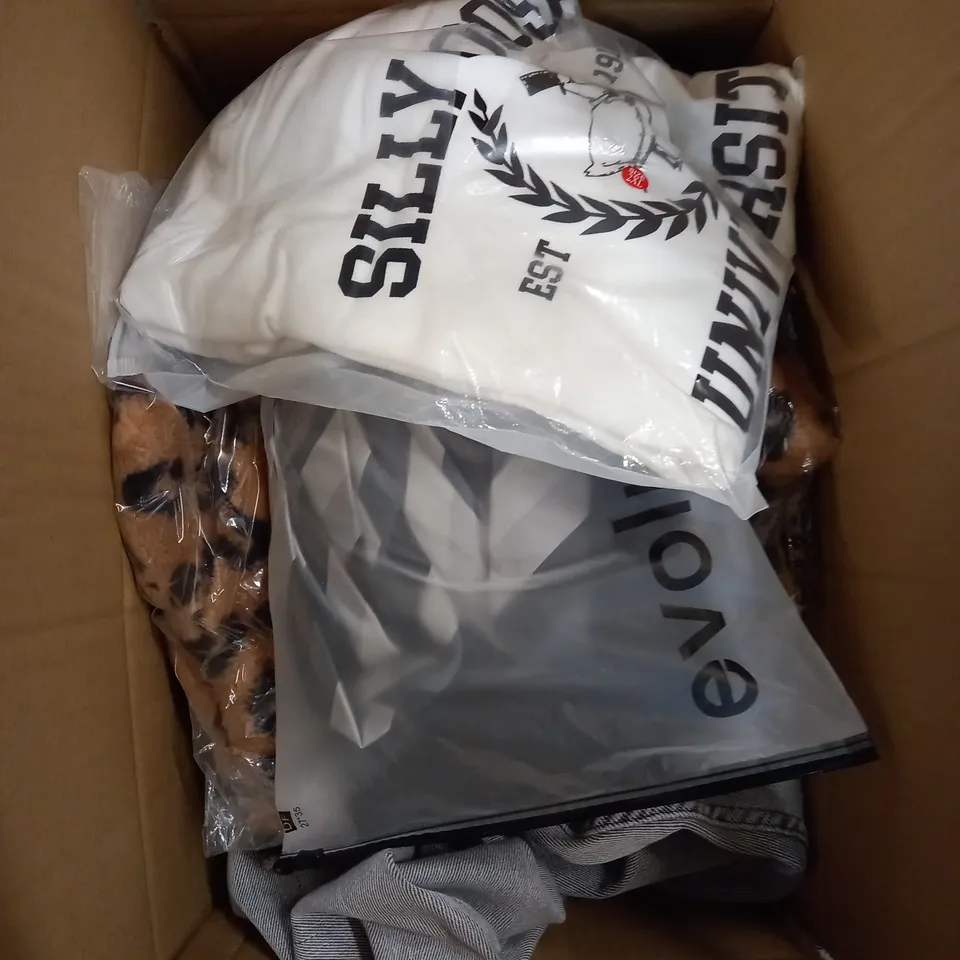 LOT OF ASSORTED CLOTHING ITEMS  AND ACCESSORIES TO INCLUDE; T-SHIRTS, JUMPERS ETC