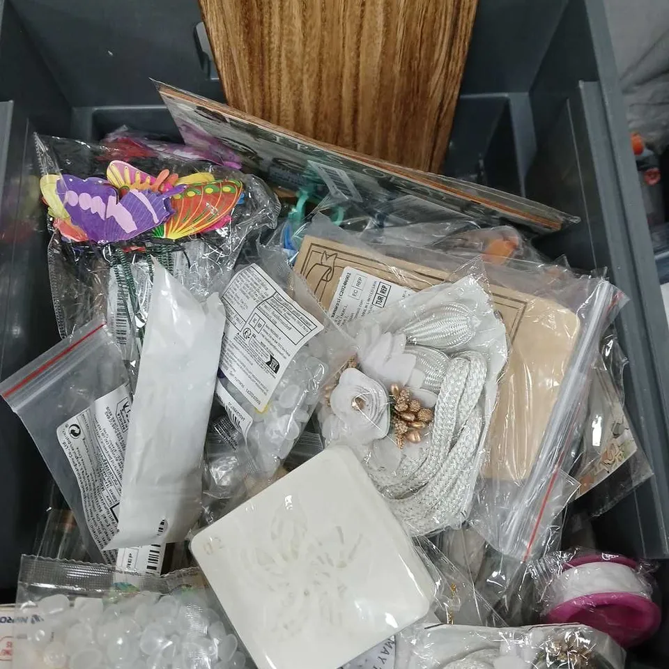 APPROXIMATELY 15 ASSORTED HOUSEHOLD ITEMS TO INCLUDE PAINT BRUSH, STRING, DRILL BIT ETC 