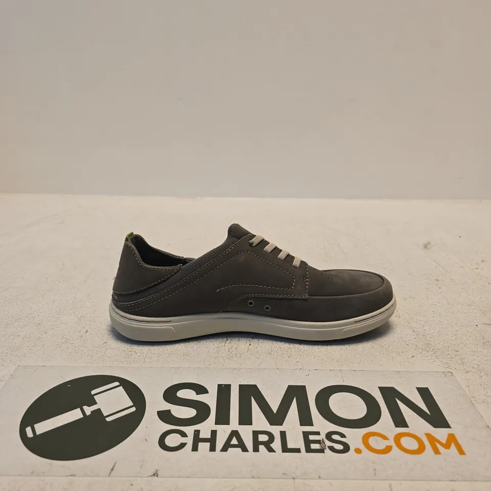 CLARKS MEN’S LEATHER TRAINER – DARK GREY NUBUCK, LACE-UP SIZE 9