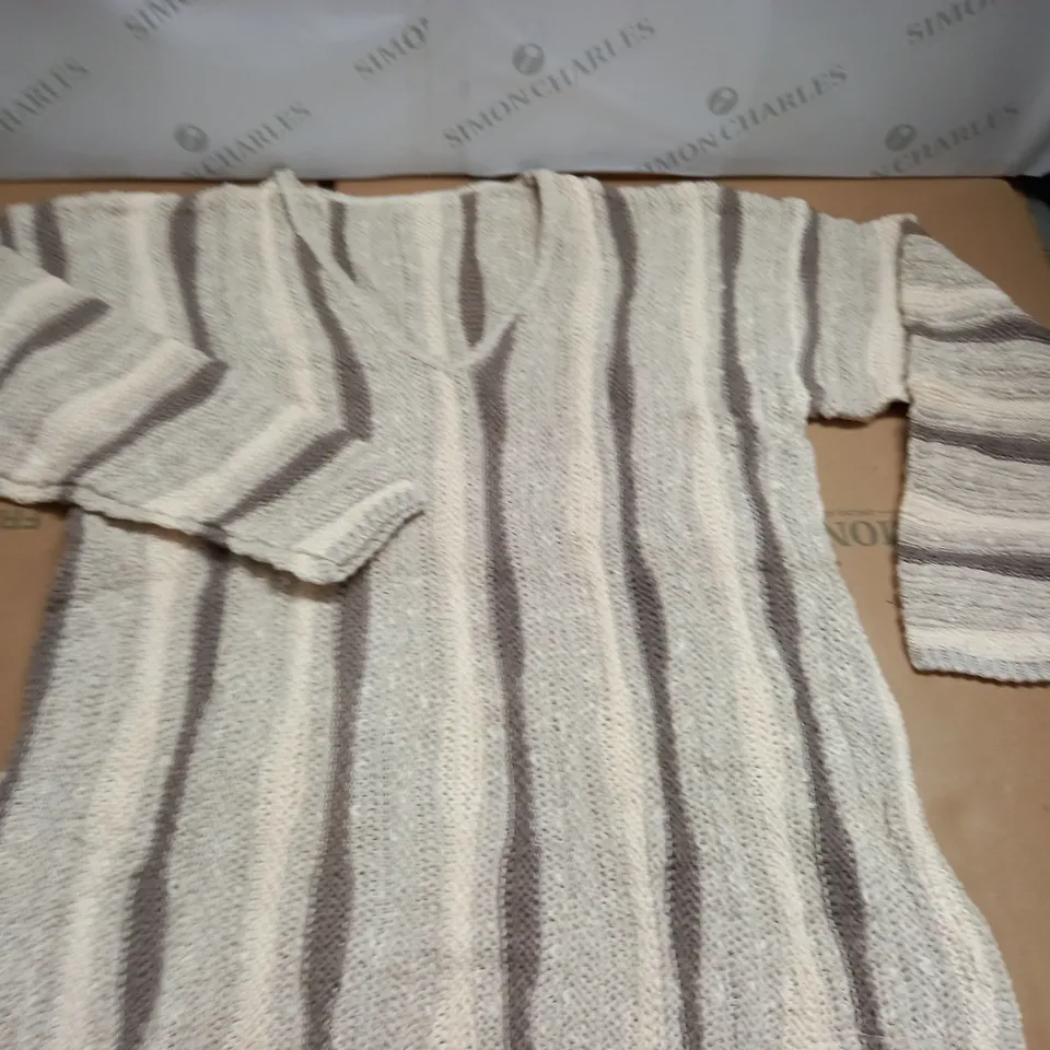 LOT OF APPROXIMATELY 20 V-NECK JUMPERS IN NATURAL - SIZE UNSPECIFIED