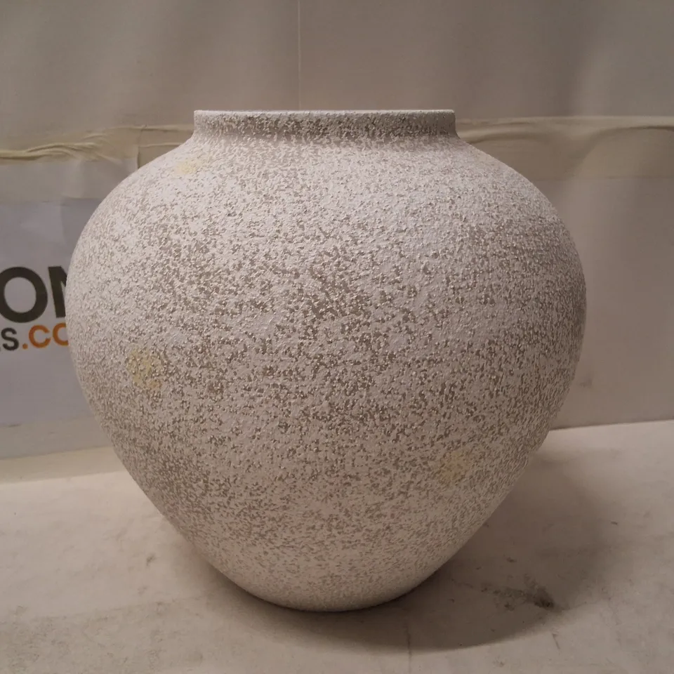ARINA STONE VASE – STONE-EFFECT CERAMIC VASE