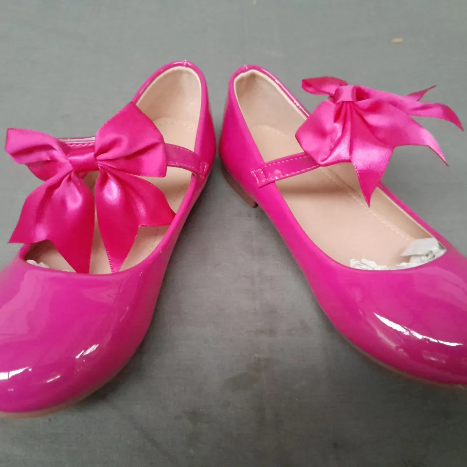 BOXED PAIR OF DESIGNER KID'S SHOES IN GLOSSY PINK EU SIZE 31