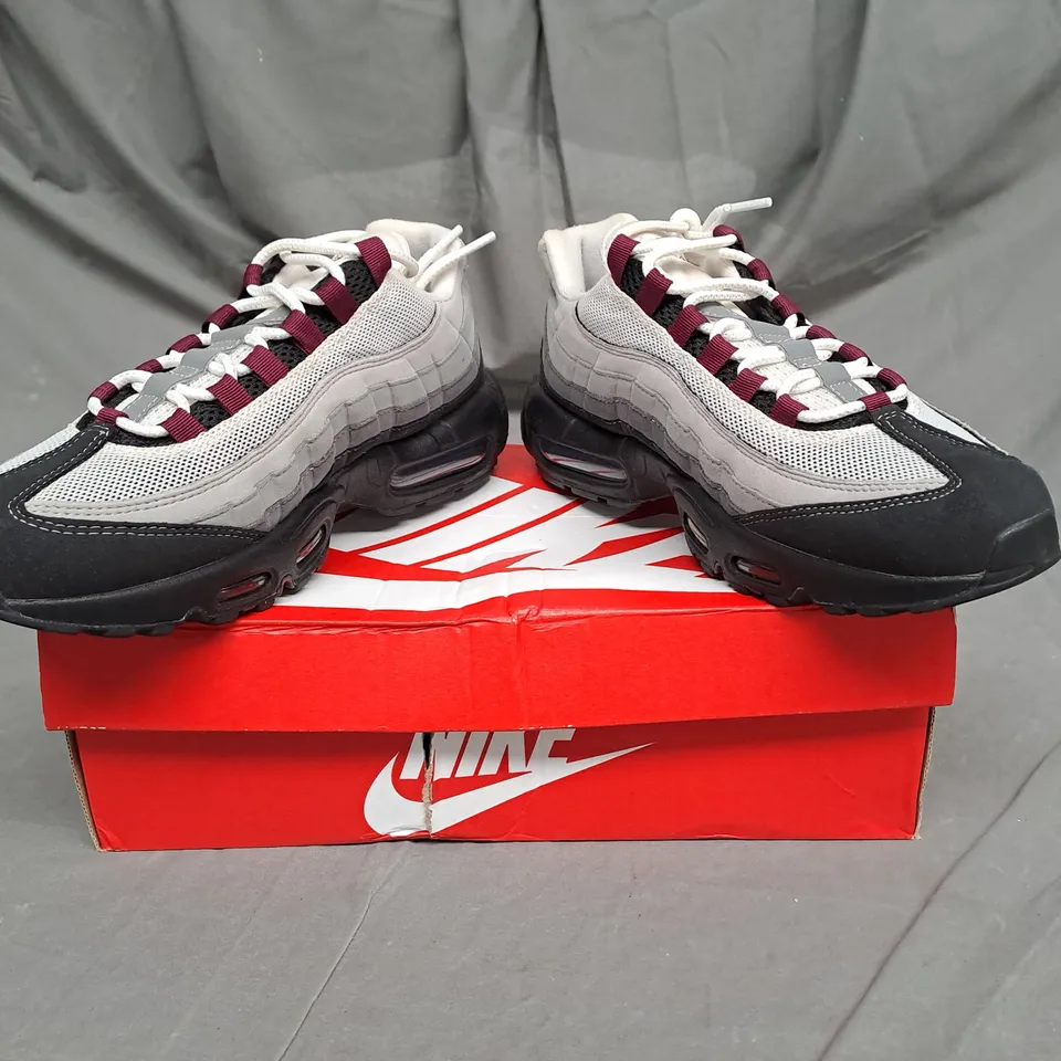 BOXED PAIR OF NIKE AIR MAX 95 TRAINERS IN BLACK/DARK BEETROOT/PEARL GREY SIZE 7.5