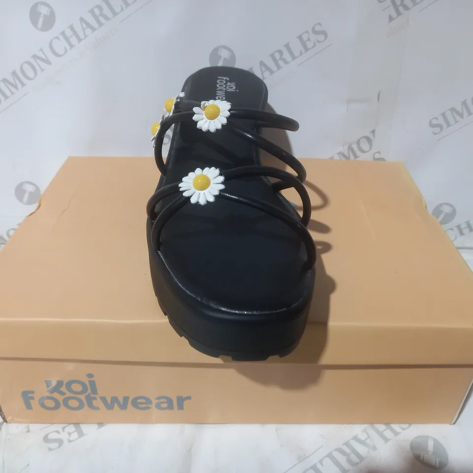 BRAND NEW BOXED PAIR OF KOI VEGAN LEATHER BLOOMING DAISY OASIS STRAPPY SLIDERS IN BLACK UK SIZE 10