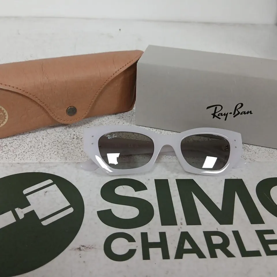RAY-BAN SUNGLASSES – WHITE FRAME