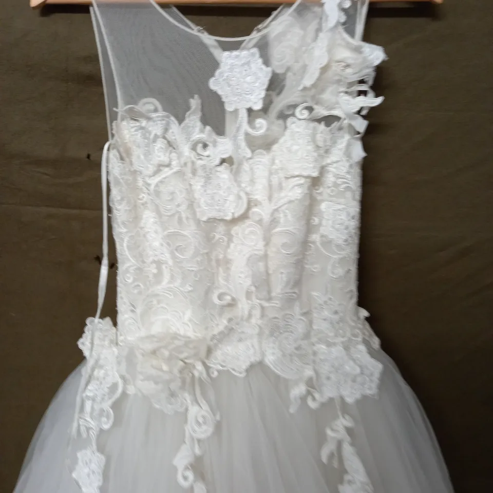 DAVID FIELDEN LACE SHOULDERED WEDDING DRESS - SIZE UNSPECIFIED