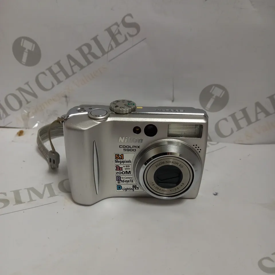 NIKON COOLPIX 5900 DIGITAL CAMERA 