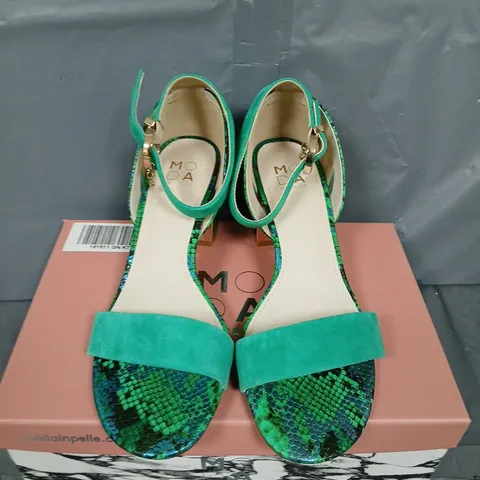 PAIR OF MODA IN PELLE OREENA BLOCK HEEL SANDALS IN GREEN SIZE 7