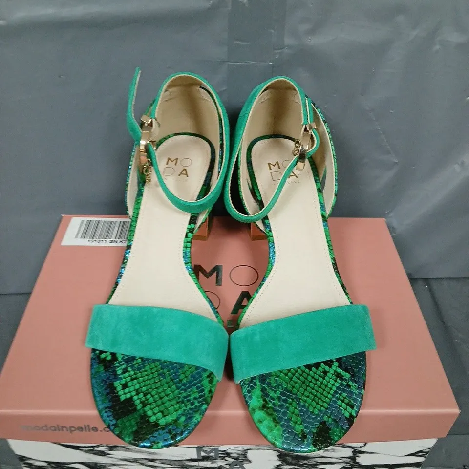 PAIR OF MODA IN PELLE OREENA BLOCK HEEL SANDALS IN GREEN SIZE 7 