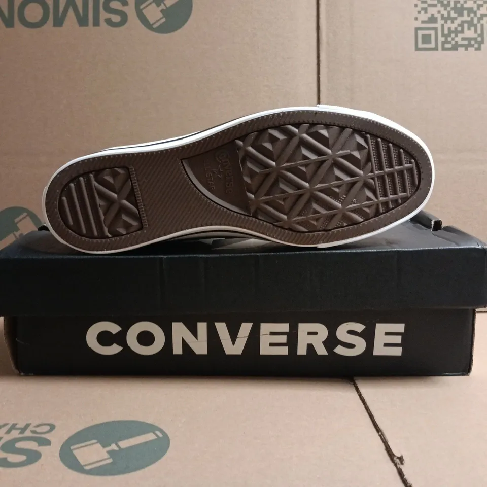 BOXED PAIR OF CONVERSE ALL STAR HI TOP SHOES IN BLACK/WHITE SIZE UK 6