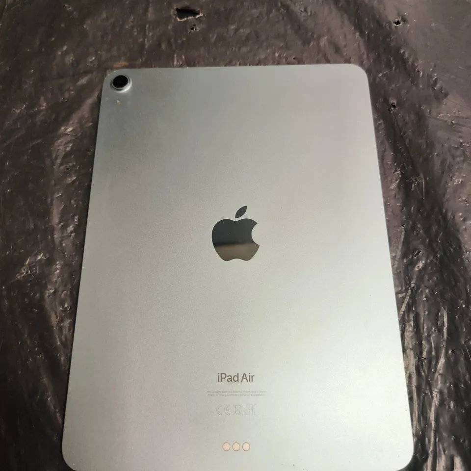 APPLE IPAD AIR – SILVER 9.7-INCH TABLET