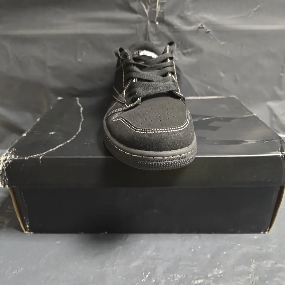 BOXED PAIR OF NIKE AIR JORDAN 1 RETRO LOW SHOES IN BLACK/WHITE SIZE UK 9