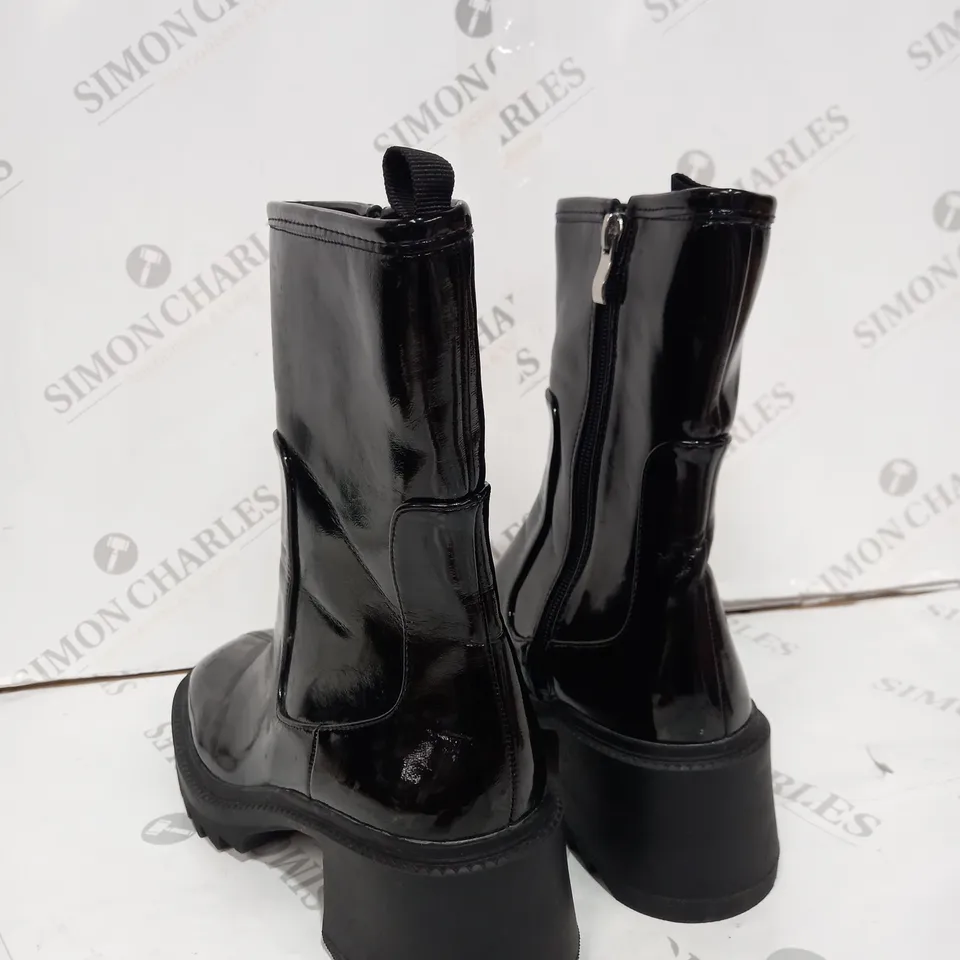 BOOHOO WIDE FIT ANKLE DETAIL TEXTURED PATENT CHELSEA BOOTS