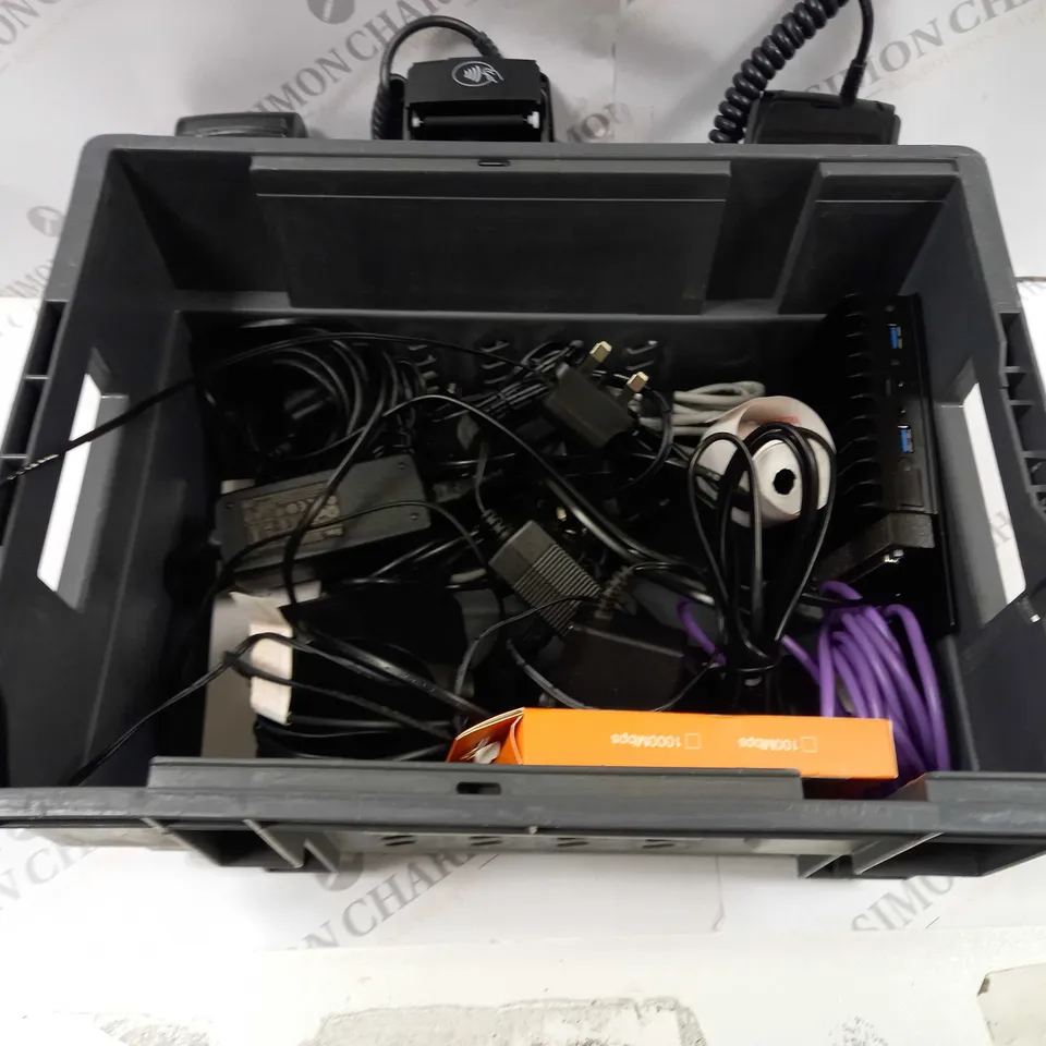BOX TO CONTAIN APPROX. 12 X ASSORTED TECH PRODUCTS AND ACCESSORIES. INCLUDES CARD READERS, REMOTES, CHARGING CABLES ETC 