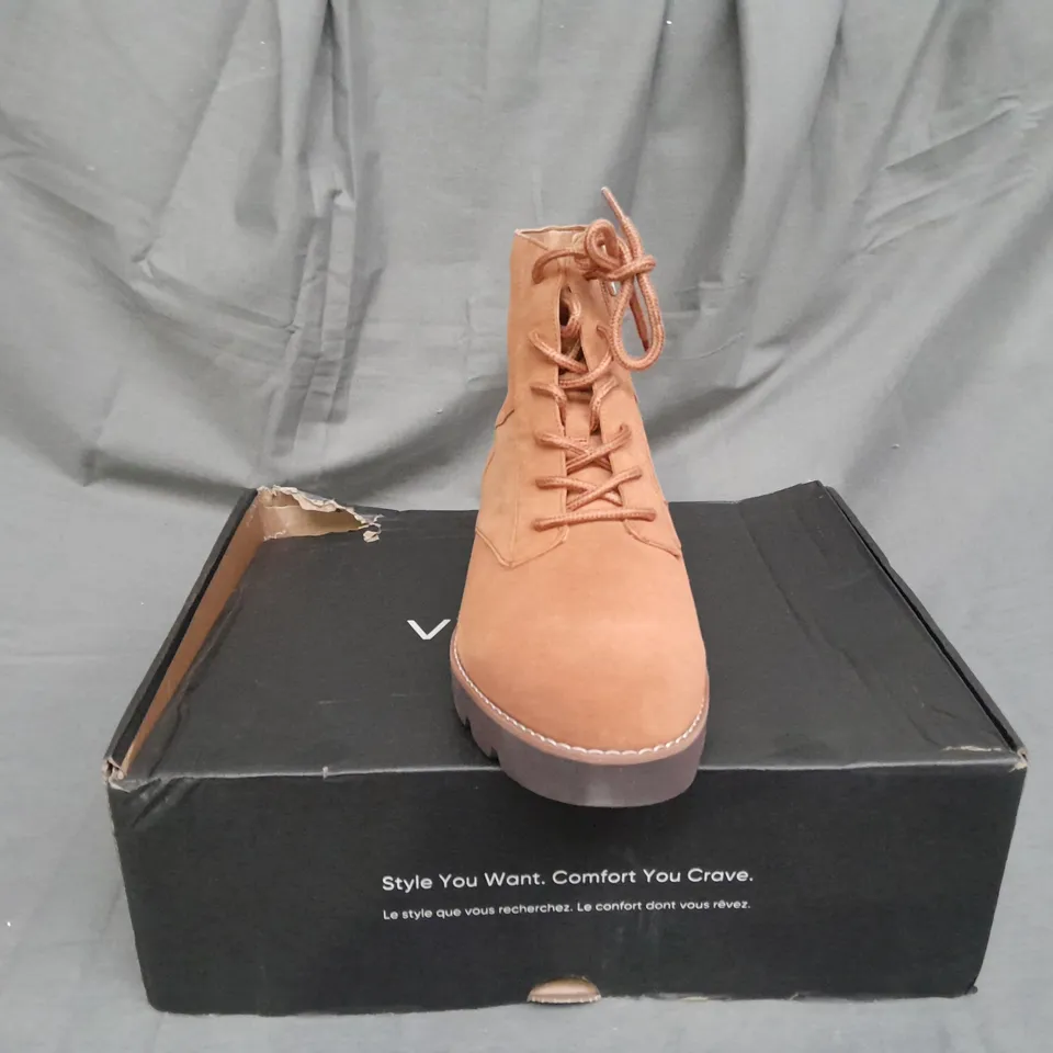 BOXED PAIR OF VIONIC LARSON LACE UP BOOTS IN TOFFEE SIZE 6 