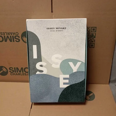 ISSEY MIYAKE L'EAU D'ISSEY GIFT SET – EAU DE TOILETTE 100 ML, 10 ML TRAVEL BOTTLE & MOISTURISING BODY LOTION 50 ML