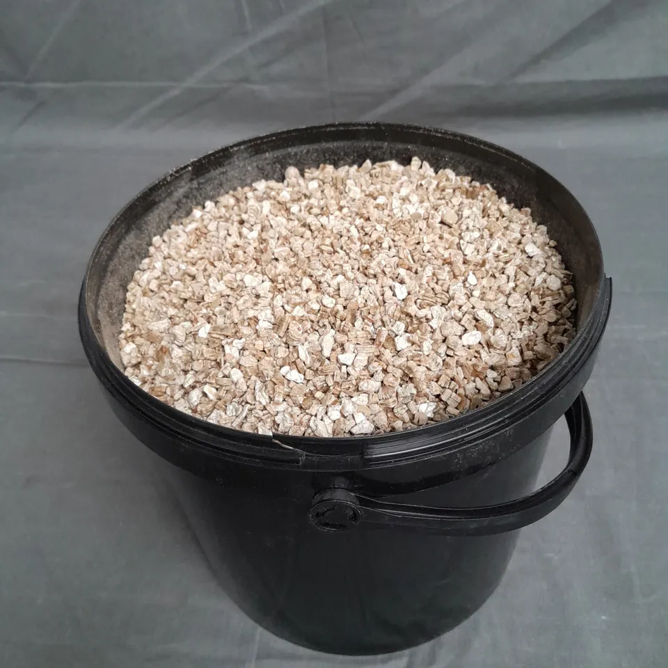 SMALL BUCKET OF PREMIUM GRADED VERMICULITE