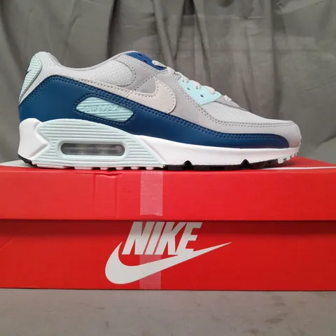 BOXED PAIR OF NIKE AIR MAX 90 SHOES IN PLATINUM WHITE/BLUE UK SIZE 7