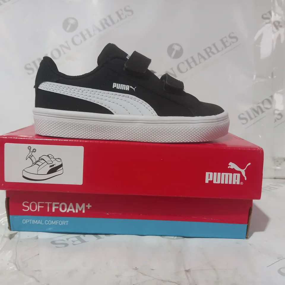 BOXED PAIR OF PUMA SMASH KIDS SHOES IN BLACK/WHITE UK SIZE 7