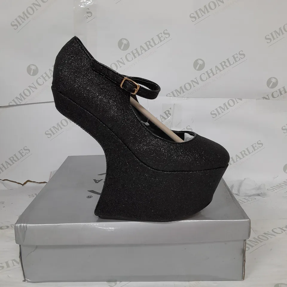 BOXED PAIR OF CASANDRA PLATFORM STRAP SHOE IN BLACK GLITTER SIZE 5