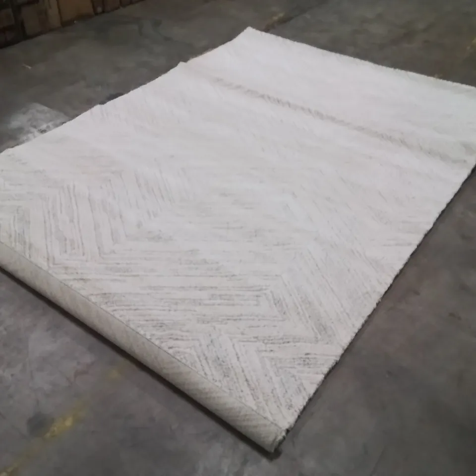 QUALITY DESIGNER AREA RUG APPROXIMATELY 230X160CM