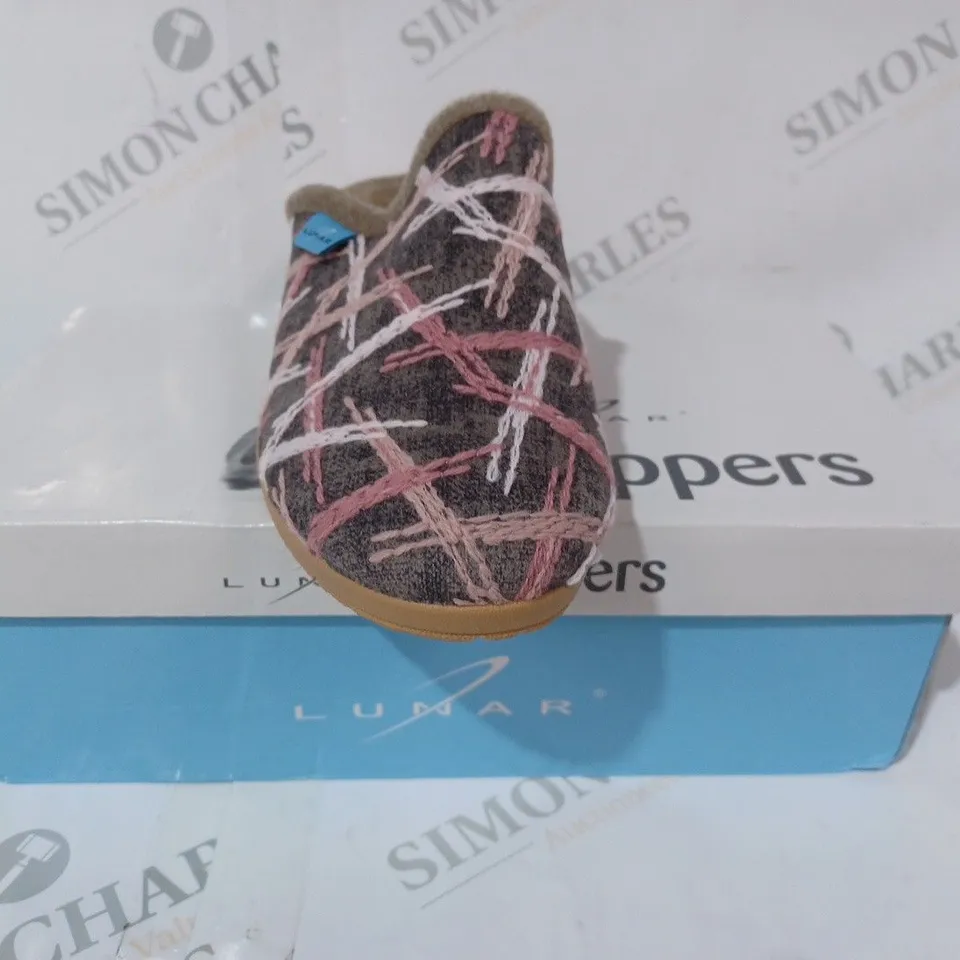BOXED PAIR OF LUNAR SLIP-ON SLIPPERS IN GREY W. PINK PATTERN SIZE 5