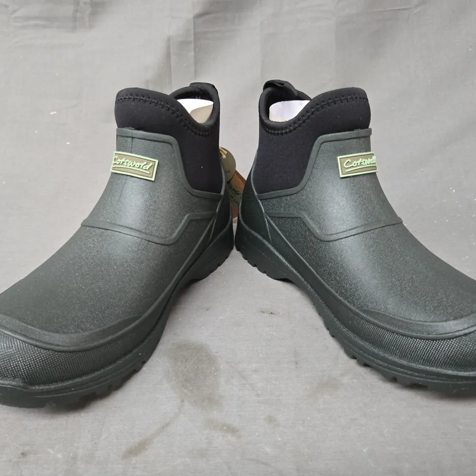 BOXED PAIR OF COTSWOLD COLEFORD ANKLE BOOTS IN GREEN UK SIZE 9