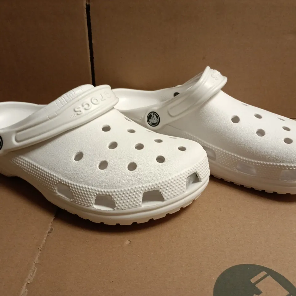 PAIR OF CROCS CLASSIC CLOGS IN WHITE SIZE UK M7/W8