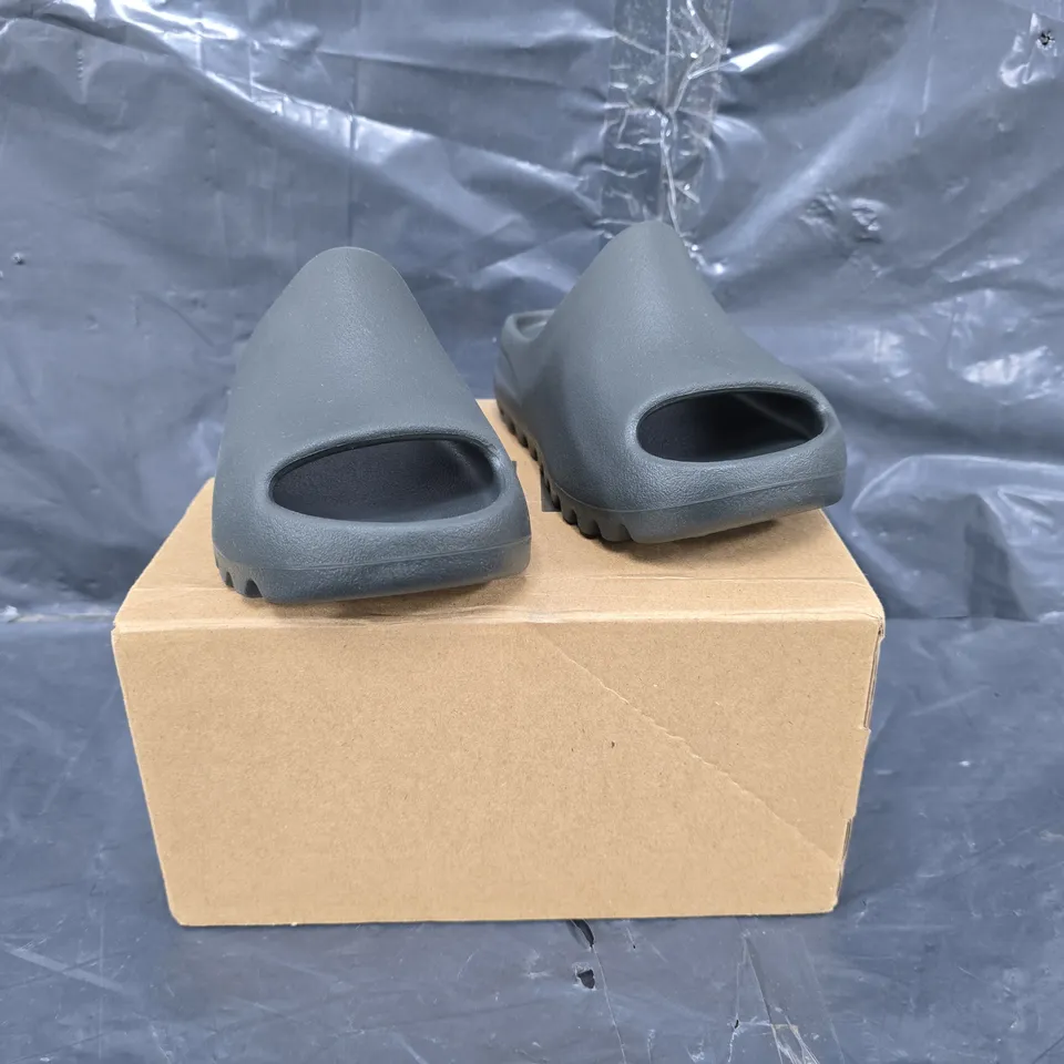 BOXED PAIR OF SLIDE BY ADIDAS YZY SLIDE OPEN TOE SLIDERS IN GREY SIZE UK 12