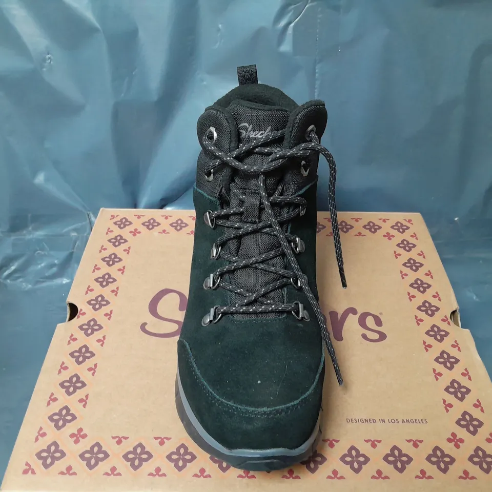 BOXED SKECHERS SYNERGY BOOTS IN BLACK - SIZE 6