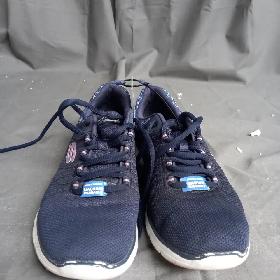 UNBOXED PAIR OF SKETCHERS 4.0 LACE UP TRAINERS NAVY BLUE SIZE 5.5