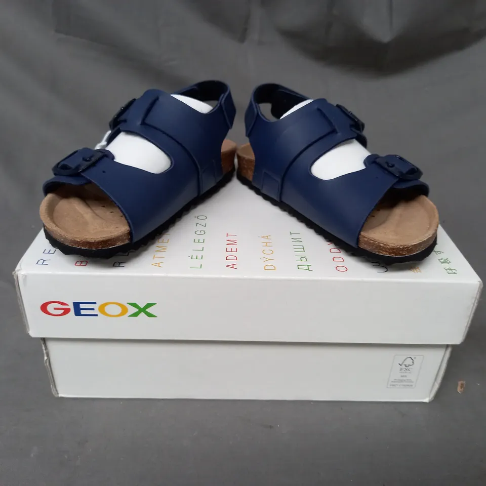 BOXED PAIR OF GEOX KIDS OPEN TOE SANDALS IN NAVY UK SIZE 7