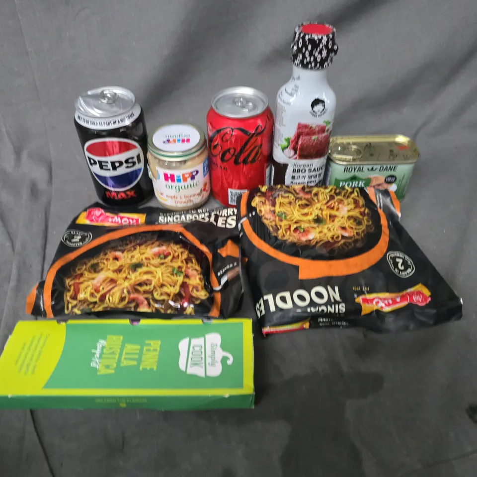 APPROXIMATELY 12 ASSORTED FOOD & DRINK ITEMS TO INCLUDE PEPXI MAX, AMOY SINGAPORE CURRY NOODLES, HIPP ORGAMIC, ETC - COLLECTION ONLY