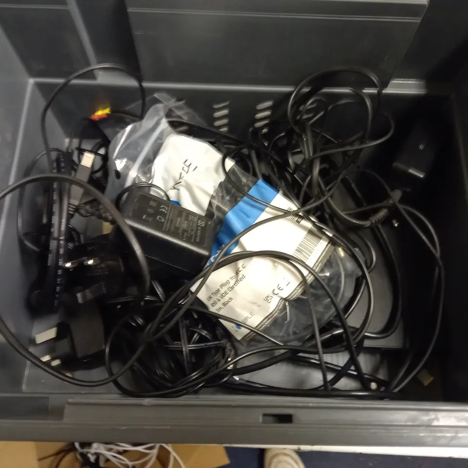 BOX OF APPROX 10 ITEMS INCLUDING FLUA ORIAN T SS, INGENICO AXIUM DX8000-BASE, REM BED CONTROL