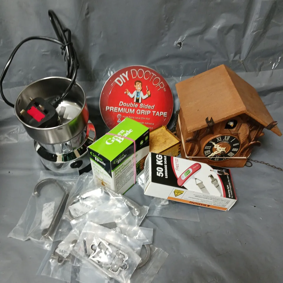 APPROXIMATELY 12 ASSORTED HOUSEHOLD ITEMS TO INCLUDE CUCKOO CLOCK, LUGGAGE SCALE, BRASS ANYWHERE TAP, ETC