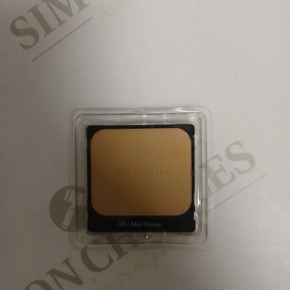 APPROXIMATELY 13 X GIVENCHY RADIANT MAT POWDER FOUNDATION #05 MAT HONEY - DEMONSTRATION TESTER 