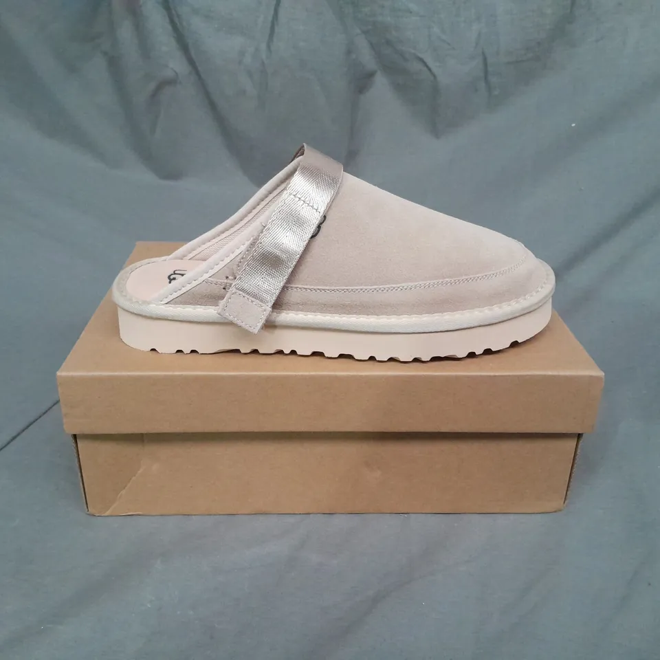 BOXED PAIR OF UGG GOLDENSTAR CLOG SIZE 6 