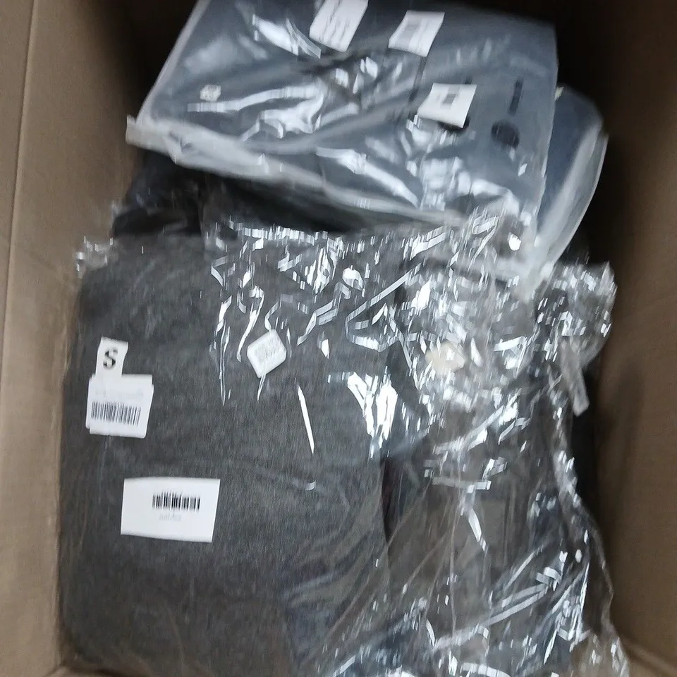 BOX OF APPROXIMATELY 20 MENS CLOTHING ITEMS TO INCLUDE JEANS, HOODED TOPS AND SWEATSHIRTS - VARIOUS SIZES
