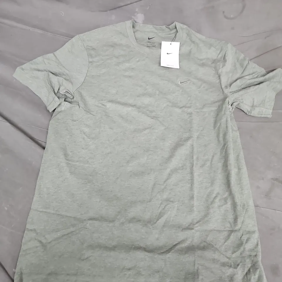 NIKE DRI-FIT TEE IN MOSS GREEN - MEDIUM