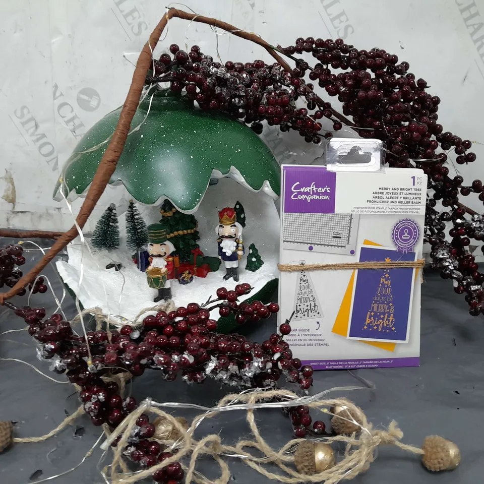 BOX OF APPROXIMATELY 15 ASSORTED HOUSEHOLD ITEMS TO INCLUDE BAUBLE DECORATION, DECORATIVE FESTIVE GARLAND, ETC