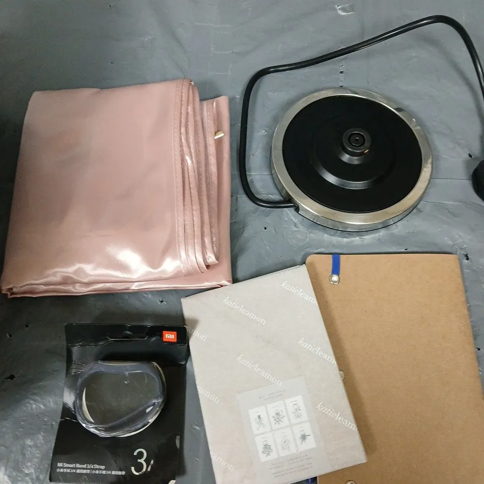 APPROXIMATELY 10 HOUSEHOLD ITEMS TO INCLUDE WATCH STRAP, NOTEBOOK, HOME DÉCOR ETC